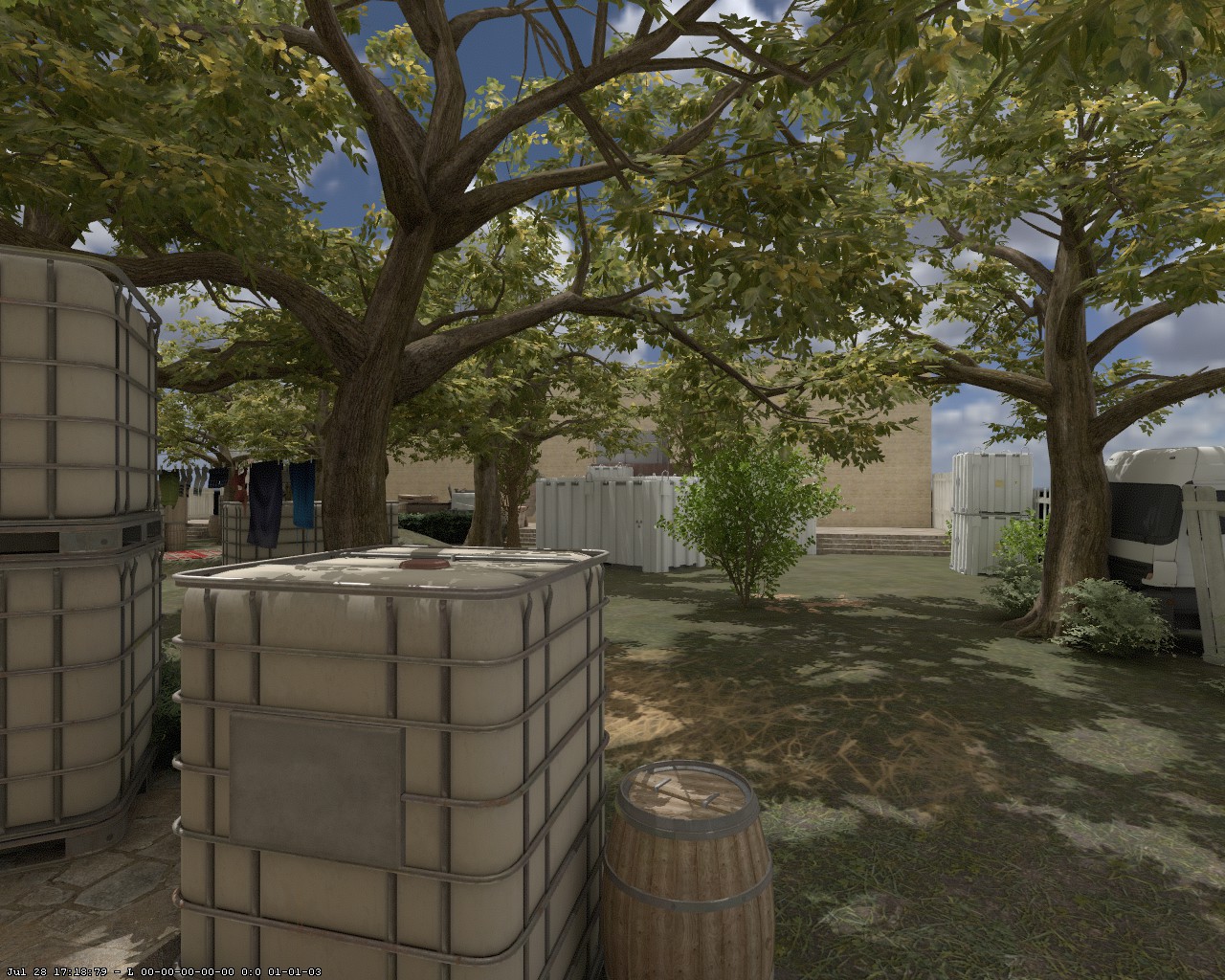 Ingame-Ansicht der offenen Gartenfläche mit Bäumen, Containern und verschiedenen Deckungen